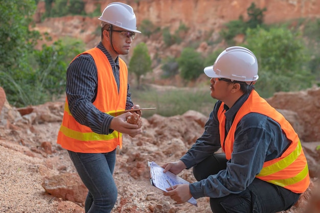 Geologo che indaga sulle miniere esploratori che raccolgono campioni di suolo per cercare minerali