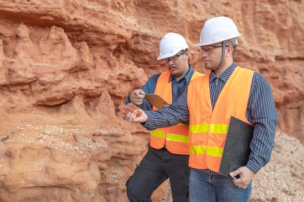 Geoloog die een mijn onderzoekt Ontdekers verzamelen bodemmonsters om naar mineralen te zoeken