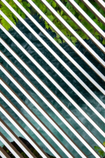 Photo geometric background view through the bridge over the waterfall surrounded by plants