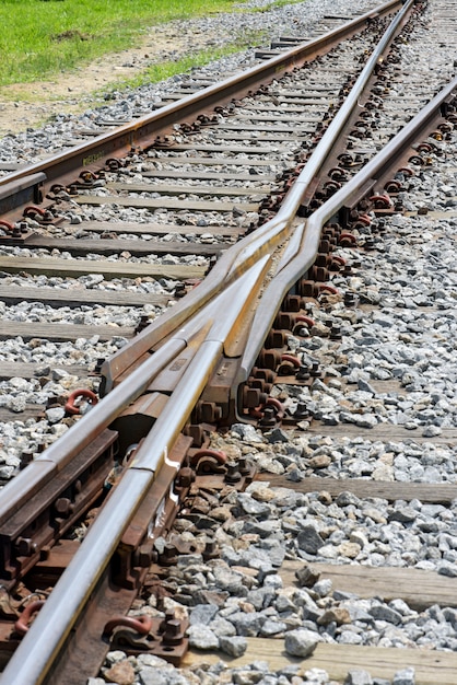 Composizione geometrica con binari del treno in prospettiva verso l'orizzonte