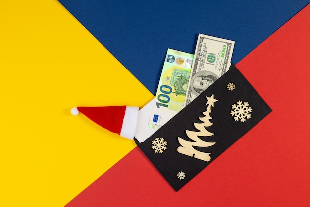 幾何学的な創造的なクリスマスフラットは、クリスマスのお金の贈り物で横たわっていました。最小限のクリスマスのコンセプト。コピースペースとクリエイティブな新年の背景。テンプレート、モックアップ。グリーティングカード