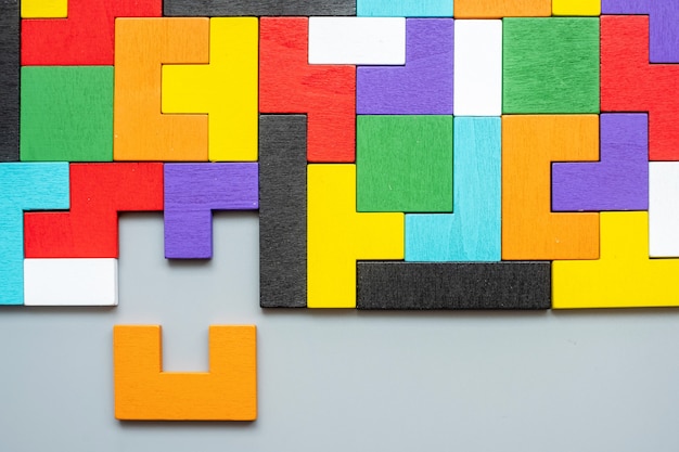 다채로운 나무 퍼즐 조각으로 기하학적 모양 블록
