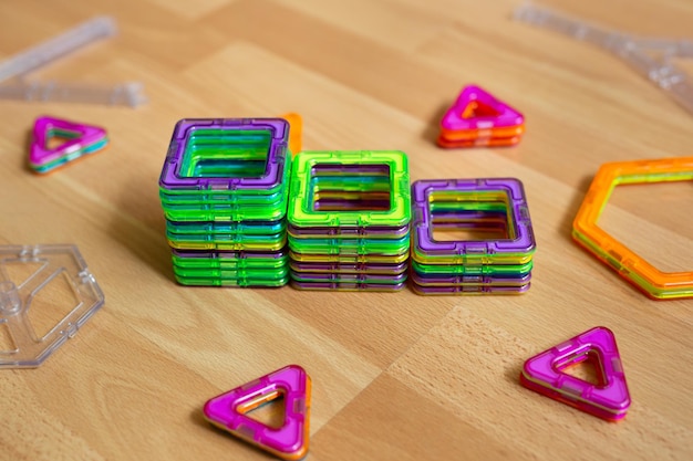 Costruttore magnetico di giocattoli di plastica colorati con forme geometriche