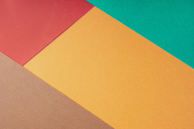 Geometrisch abstracte compositie gemaakt van gekleurd papier plat lag bovenaanzicht kopie ruimte Herfst achtergrond in warme heldere roodbruine tinten Creatief minimaal lay-outontwerp Papiertextuur