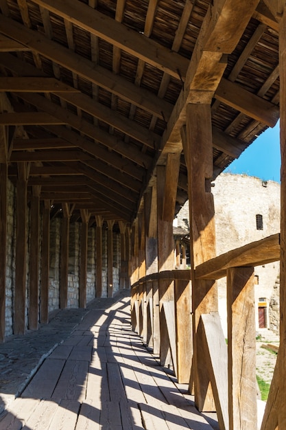 Geometrische constructie van een houten terras in een oud fort
