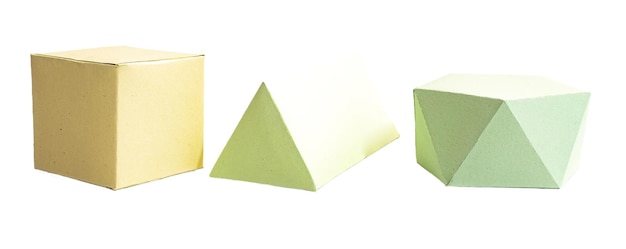 Geometrische figuren in papierambacht geïsoleerd op witte of transparante achtergrondknipsel