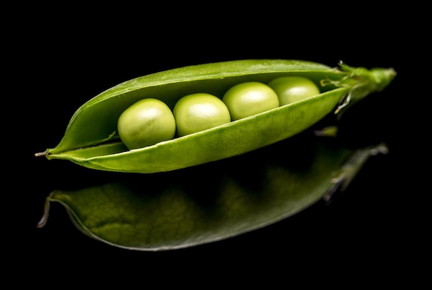 Geopende groene erwtenpeulen