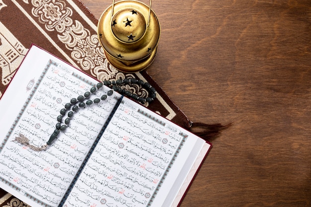 Foto geopende koran met gebedssnoeren