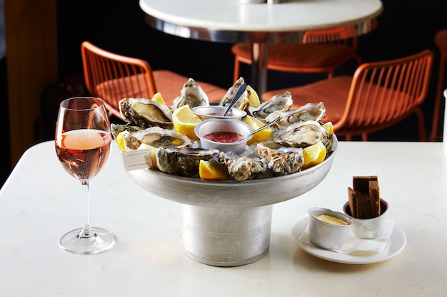 Geopende oesters donker brood met boter en wijn