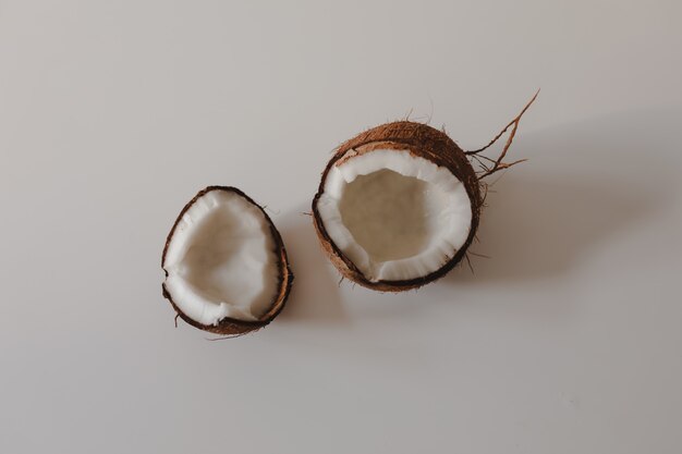 Geopende stukjes kokosnoot geïsoleerd op een witte achtergrond