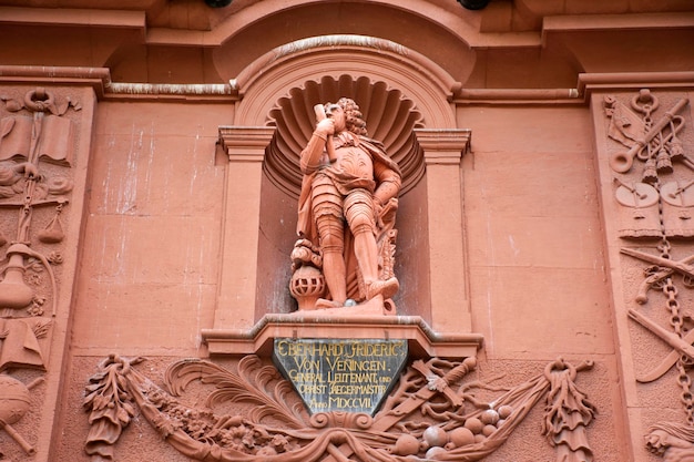 Статуи Георга Фридриха Бернхарда Римана перед классическим зданием для посещения людьми в старом городе Гейдельберга 25 августа 2017 года в Баден-Вюртемберге, Германия
