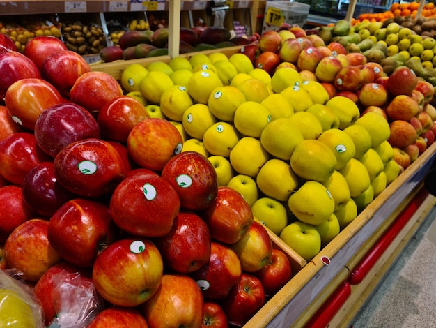 Georganiseerde rode en gele appels in de supermarkt Fruit en vitamines