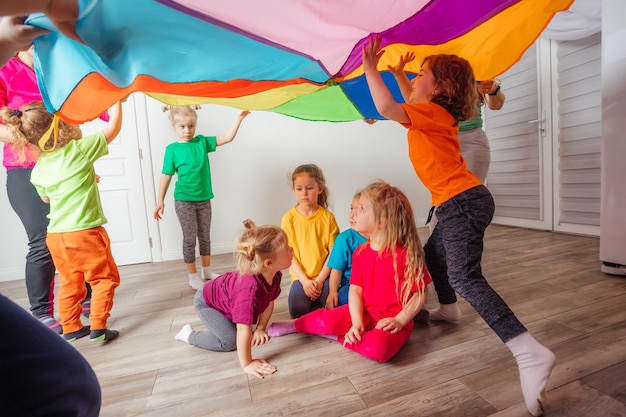 Georganiseerde teambuildingspellen voor kinderen met regenboogluifel