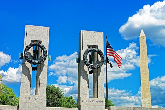 写真 ジョージワシントン記念塔は、米国ワシントンdcにある第二次世界大戦記念碑の一部と一緒に描かれています。両方の記念碑は、アメリカ人にとって非常に重要な歴史的シンボルです。