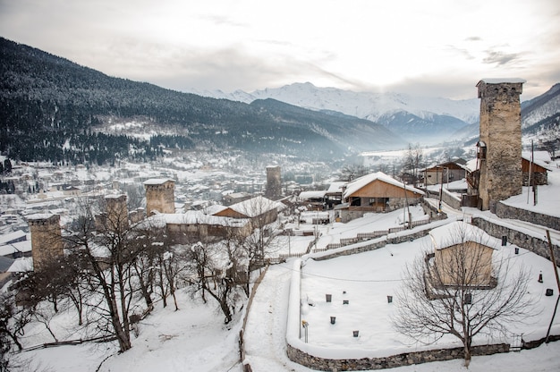 GEORGI, SVANETI, MESTIA. Uitzicht van bovenaf op de besneeuwde stad met toren