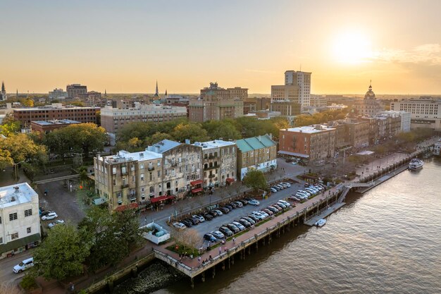Georgia Beroemde historische Savannah River Street met toeristische attracties aan de waterkant USA stadsbeeld bij zonsondergang