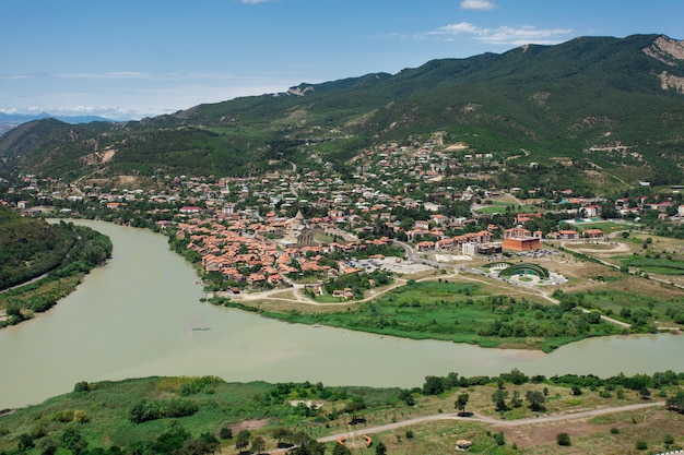 Georgia Travel en bezienswaardigheden. een reis naar Georgië. landschappen van Georgië bovenaanzicht. panorama van Tiblisi in zomer bovenaanzicht