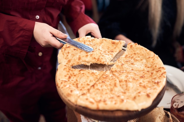 그루지야 치즈 khachapuri imeruli. 그루지야 전통 음식, 뜨거운 khachapuri.