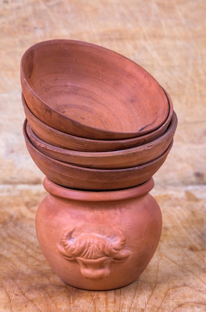 Photo georgian clay pots on the table