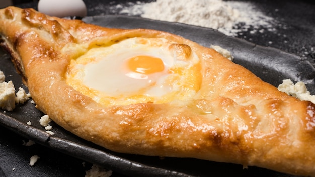 그루지야 요리 준비가 만든 khachapuri