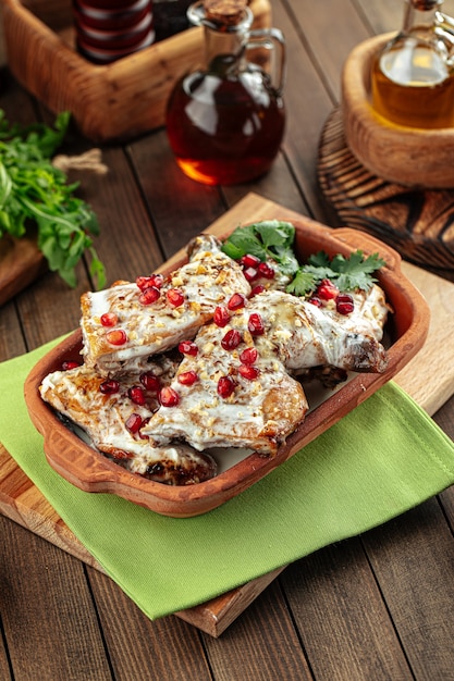 Pollo chkmeruli piatto georgiano con panna