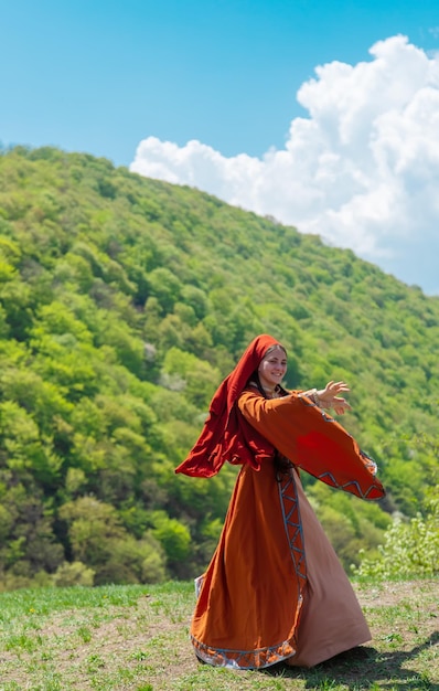 民族衣装を着たグルジアの女の子が踊るグルジアの民族舞踊セレクティブフォーカス