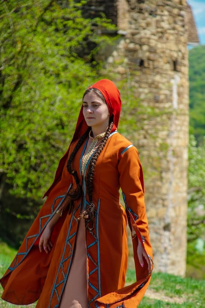 Foto ragazza georgiana in danze in costume nazionale danze nazionali georgiane messa a fuoco selettiva