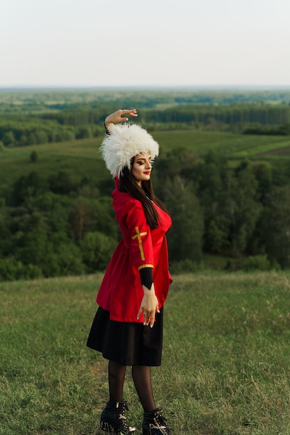 赤い民族衣装を着たグルジアの女の子