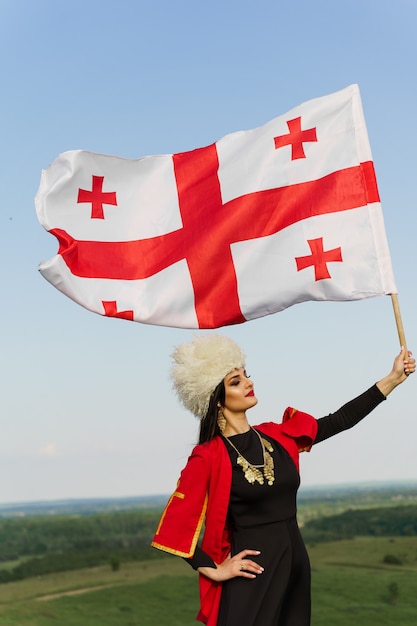 Foto ragazza georgiana in abito nazionale rosso