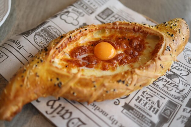 Foto khachapuri georgiano con foto dell'uovo