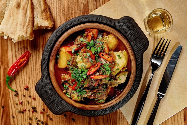 Photo georgian lamb stew chanakhi with vegetables in ketsi pan