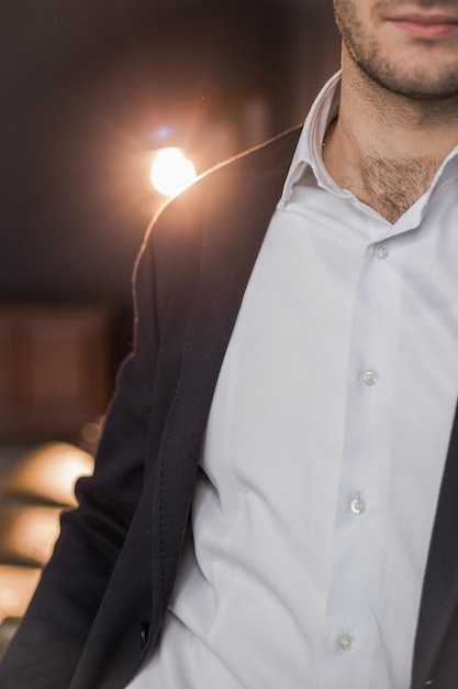 Foto un uomo georgiano in giacca e cravatta il concetto di business