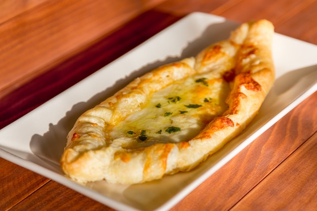 치즈와 버터와 그루지야 어 국가 파이 khachapuri