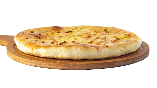 Khachapuri georgiano cibo tradizionale su un piatto di legno su bianco. mengrelian khachapuri