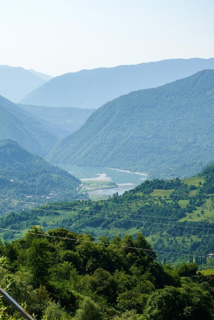 Georgisch berglandschap met een landweg en uitzicht op de bossen