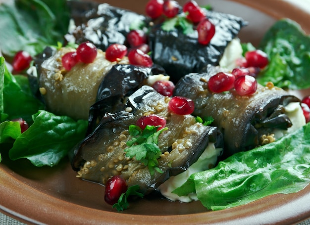 Georgisch gerecht gemaakt met gebakken aubergine gevuld met gekruide walnotenpasta