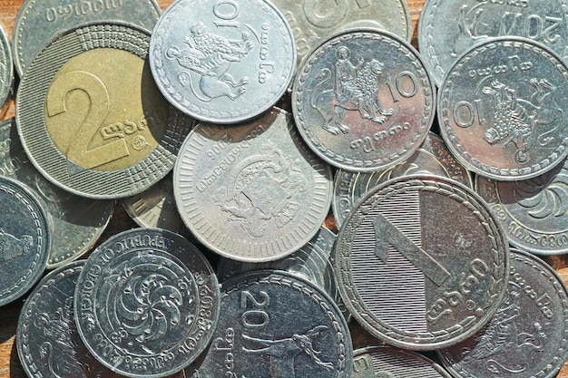 Georgische 1 en 2 Lari-munten met andere munten