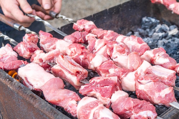 Georgische mtsvadi Shashlik voorbereiding Shashlik roken op de grill