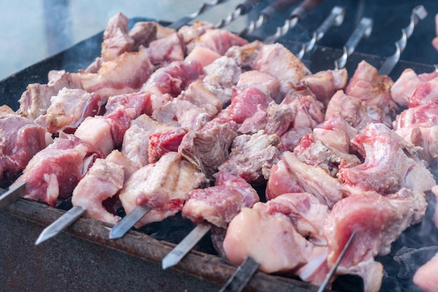 Georgische mtsvadi Shashlik voorbereiding Shashlik roken op de grill