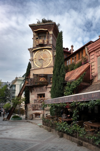 Georgiy, Tbilisi, Tbilisi klokkentoren in de oude stad, vlakbij het poppentheater. De pittoreske toren valt