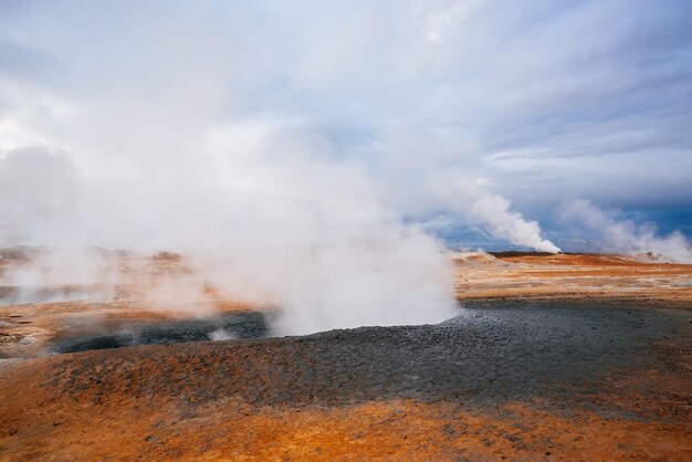 Photo geothermal area hverir with steam eruptions iceland europe