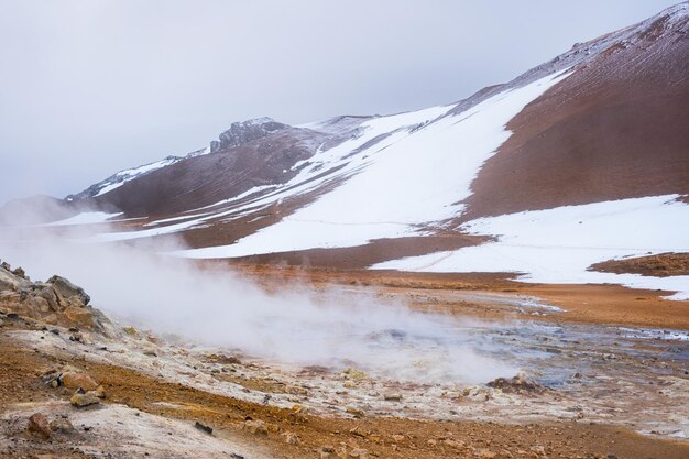 Photo geothermal area in iceland, sulfur valley with smoking fumaroles. volcanic activity near myvatn lake
