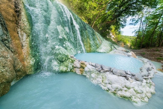 Geothermisch zwembad en warmwaterbron in Toscane Italië Bagni San Filippo natuurlijke thermische waterval in de ochtend zonder mensen The White Whale temidden van bos