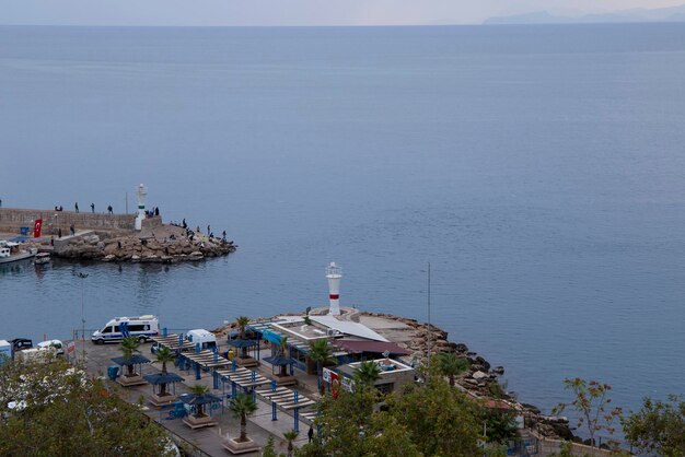 Gepaarde vuurtorens in de baai van Antalya