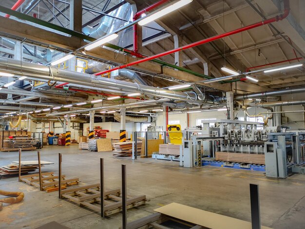 Foto gepantserd hout voor ventilatiesystemen in de fabriek