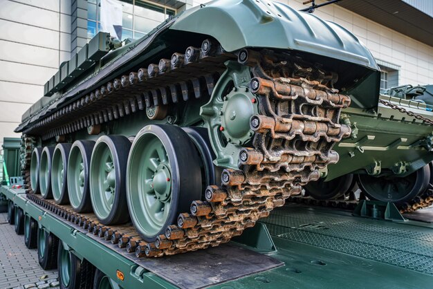 Gepantserd tankvoertuig geladen op een vrachtwagen met een doorlopend loopvlak