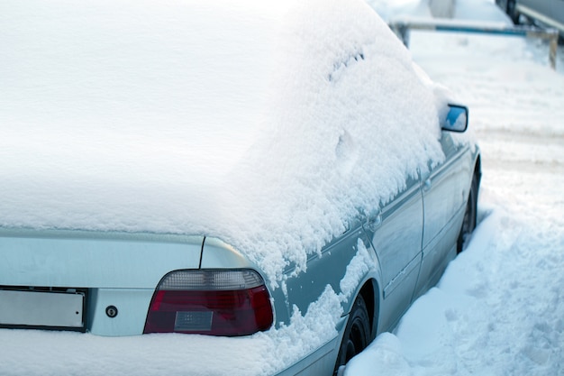 Geparkeerde auto na winterstorm