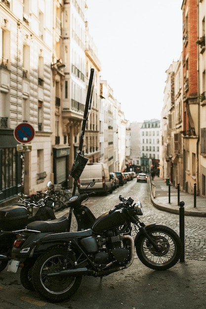 Geparkeerde motoren op een stoep in Rome