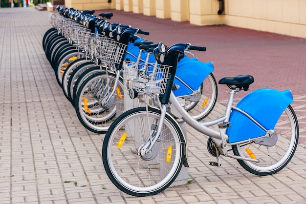 Foto geparkeerde urban silver blue-fietsen op het station.