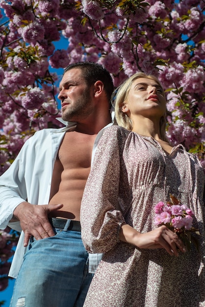 Gepassioneerd met naakte torso lente mode mensen stad levensstijl man en vrouw